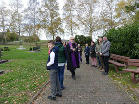 Segnung der Gräber auf dem Friedhof in Riede (Foto: Karl-Franz Thiede)